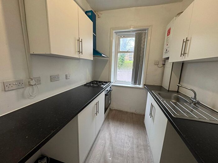 2 Bedroom Flat To Rent In Park Drive, Bradford, BD9