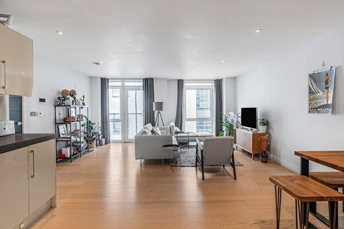 3 Bedroom Flat To Rent In Friend Street, London, EC1V