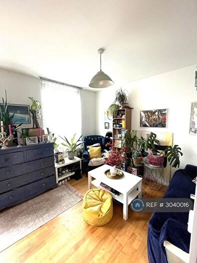 2 Bedroom Flat To Rent In Hackney Road, London, E2