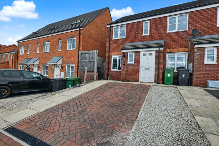 2 Bedroom Town House For Sale In Bedale Drive, Morley, Leeds, West Yorkshire, LS27
