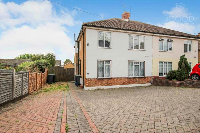 2 Bedroom Maisonette To Rent In Barncroft Close, Loughton IG10