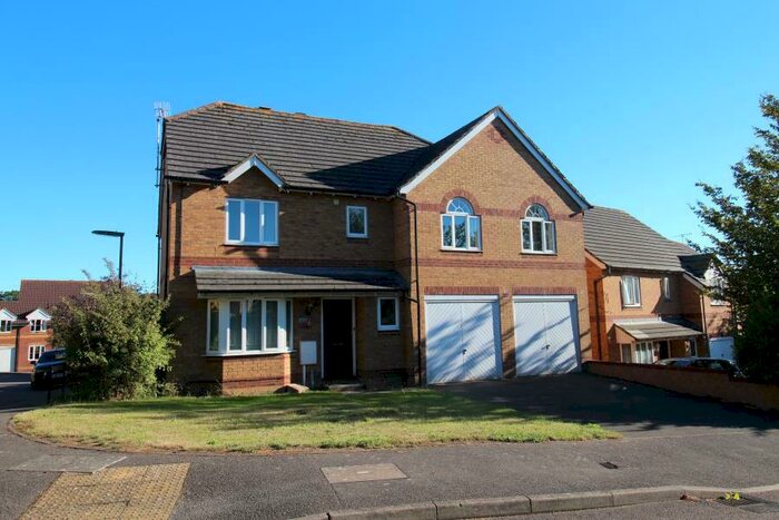 4 Bedroom Detached House To Rent In Knaphill, GU21