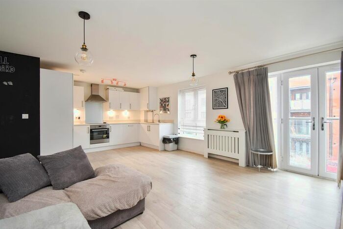 2 Bedroom Flat For Sale In Brooklands Road, Bexhill-On-Sea, TN39