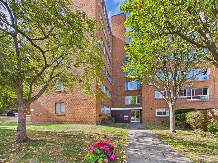 2 Bedroom Flat For Sale In Homefield Park, Grove Road, Sutton, SM1