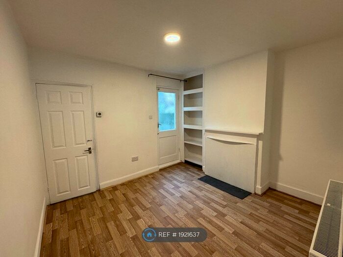 2 Bedroom Terraced House To Rent In Castle Road, Chatham, ME4