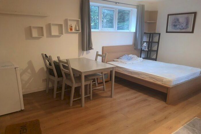 Studio To Rent In Farley Lodge, Luton LU1