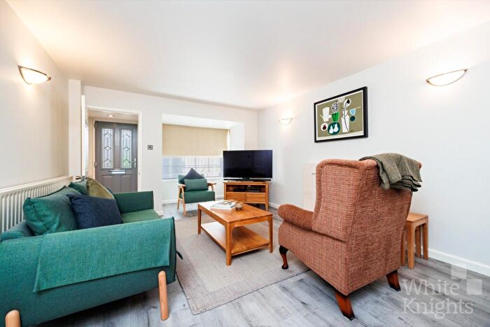 3 Bedroom Detached House For Sale In Kingsford Close, Woodley, Reading, Berkshire, RG5