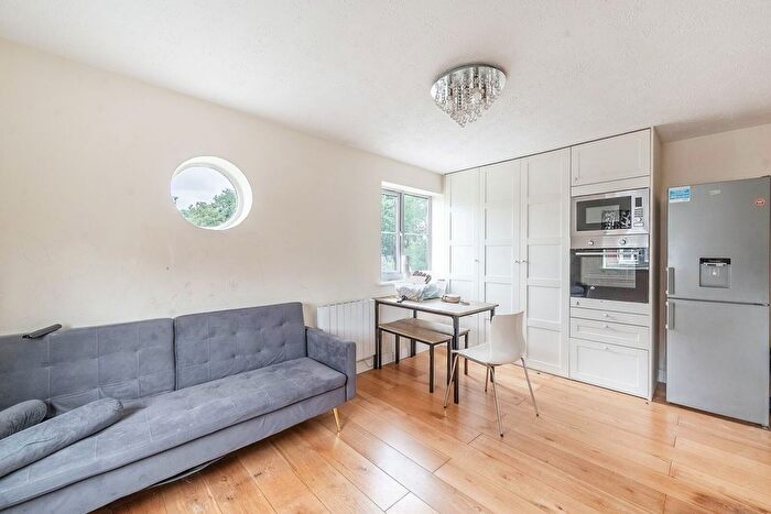 1 Bedroom Flat For Sale In Vicars Bridge Close, Alperton, Wembley, HA0