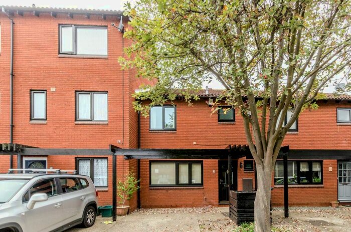 3 Bedroom Property To Rent In Tithe Barn Close, Kingston, Kingston Upon Thames, KT2