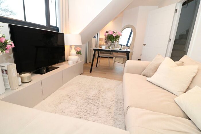 1 Bedroom Flat To Rent In Station Road, Dorking, Surrey, RH4