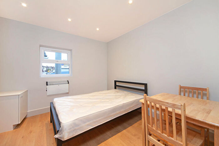Studio To Rent In Norwood High Street, London, SE27