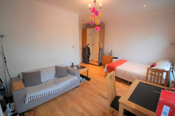 Studio To Rent In Chiswick High Road, London, W4