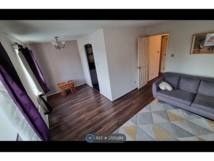 2 Bedroom Flat To Rent In Trinity Riverside, Salford, M3