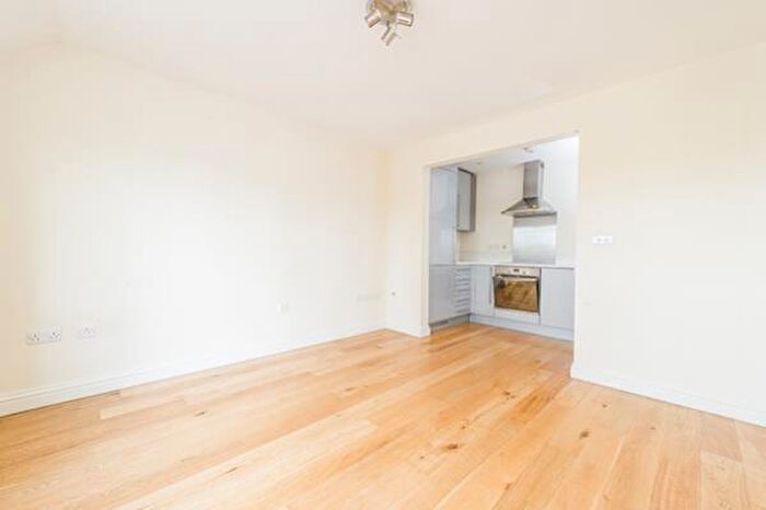 2 Bedroom Flat To Rent In The Lodge, Five Mile Drive, Oxford, OX2