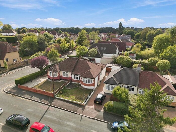 3 Bedroom Bungalow For Sale In Walden Way, Hornchurch, RM11