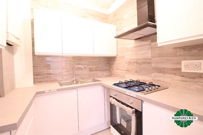 2 Bedroom Flat To Rent In Green Lanes, London, N16