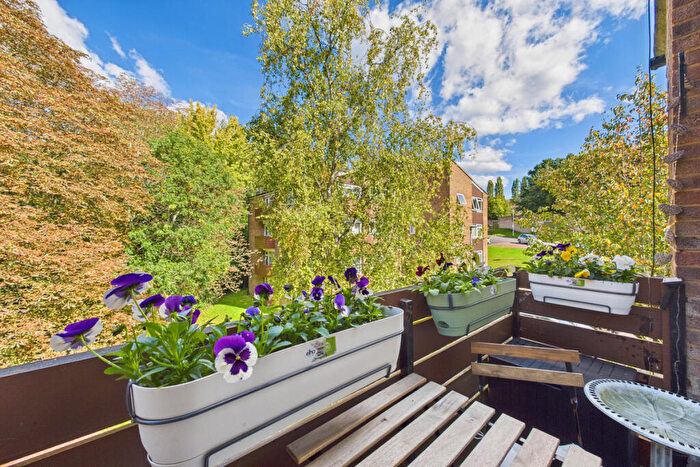 2 Bedroom Apartment For Sale In Oakcroft Court Fern Drive, Hemel Hempstead, HP3