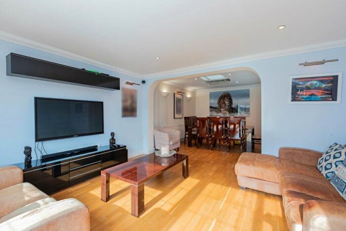 5 Bedroom Detached House For Sale In Buckland Avenue, Langley, SL3