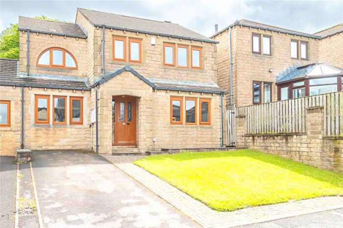 4 Bedroom Link Detached House For Sale In Pennine Gardens, Linthwaite, Huddersfield, HD7