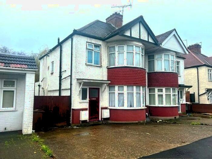 2 Bedroom Flat To Rent In Headstone Gardens, Harrow, HA2