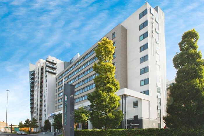 2 Bedroom Flat To Rent In Gateway North, Crown Point Road, Leeds, LS9