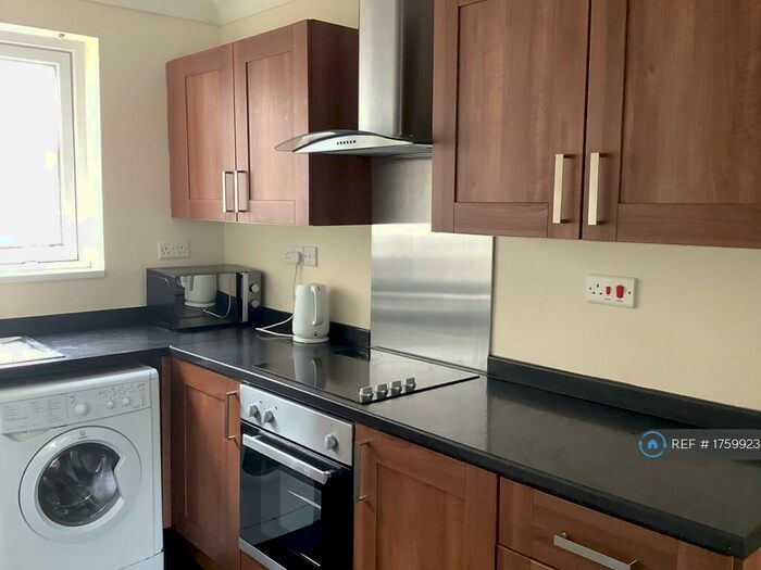 2 Bedroom Flat To Rent In Broadgate Avenue, Beeston, Nottingham, NG9
