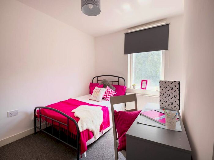 4 Bedroom Property To Rent In North Lane, Canterbury, Kent, CT2