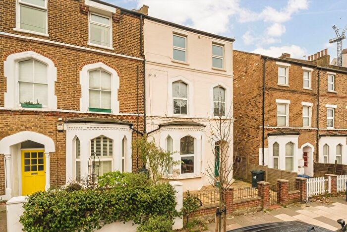 3 Bedroom Flat To Rent In York Road, Acton, W3