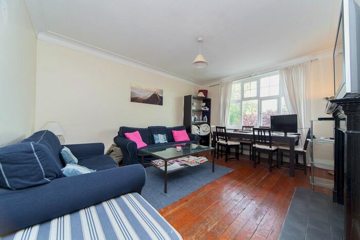3 Bedroom Flat To Rent In Kings Avenue, London, SW4