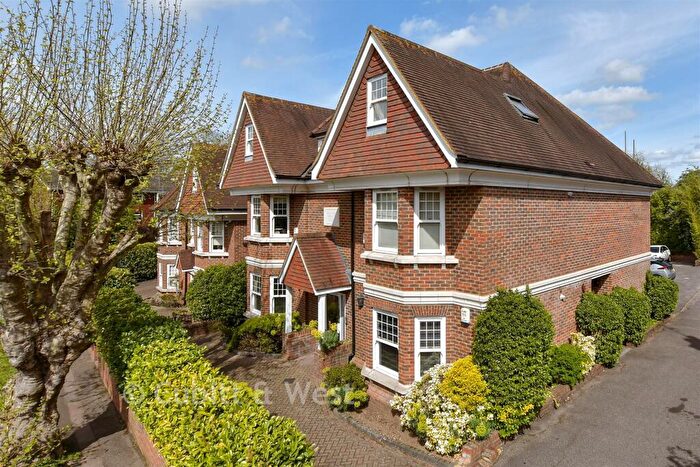 2 Bedroom Flat For Sale In Park Rise, Leatherhead, Surrey, KT22