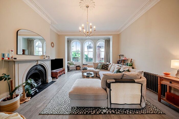 2 Bedroom Flat For Sale In North Side Wandsworth Common, Battersea, London, SW18