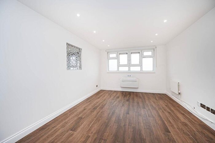 1 Bedroom Flat For Sale In Goswell Road, Clerkenwell, London, EC1V