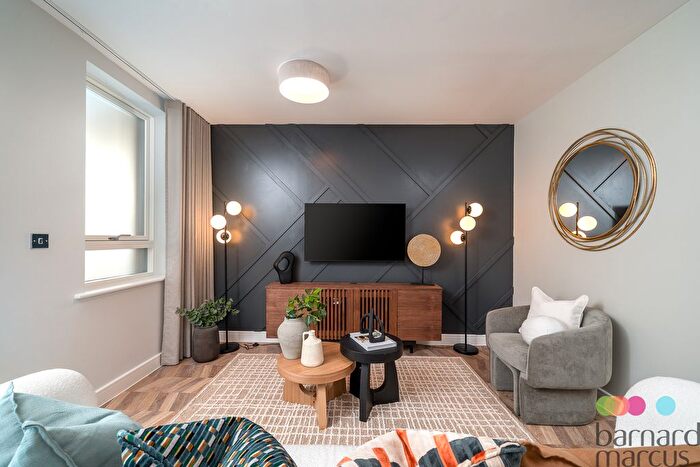 2 Bedroom Flat For Sale In High Road, Finchley, London, N12
