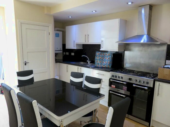 8 Bedroom Detached House To Rent In Harlaxton Drive, Nottingham, NG7