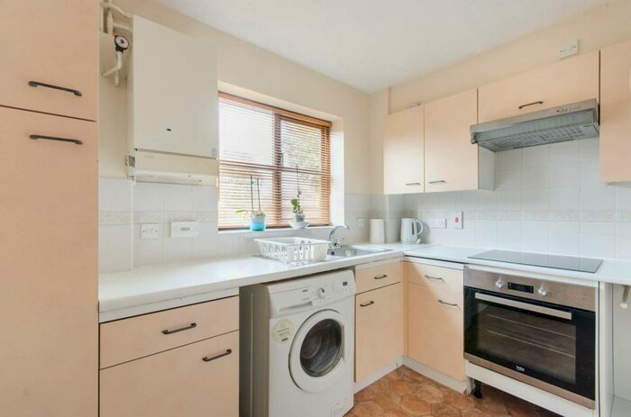 2 Bedroom Flat To Rent In Lime Close, Harrow, HA3