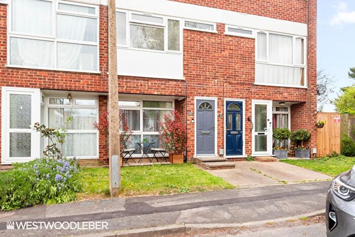 2 Bedroom Maisonette For Sale In Park View, Hoddesdon, EN11