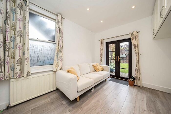 2 Bedroom Flat For Sale In Dancer Road, Kew, Richmond, TW9