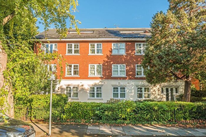 2 Bedroom Flat For Sale In Lovelace Road, Surbiton, KT6