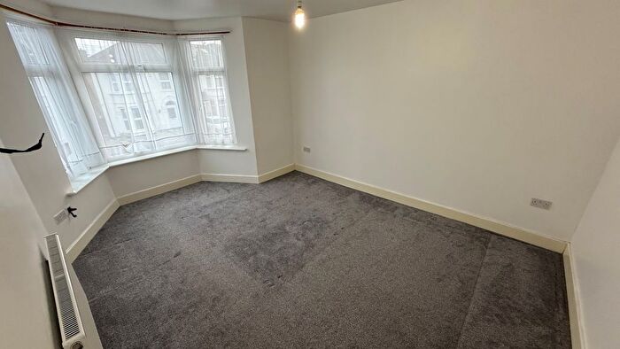 5 Bedroom Semi-Detached House To Rent In Lansdowne Road, Ilford Essex, IG3