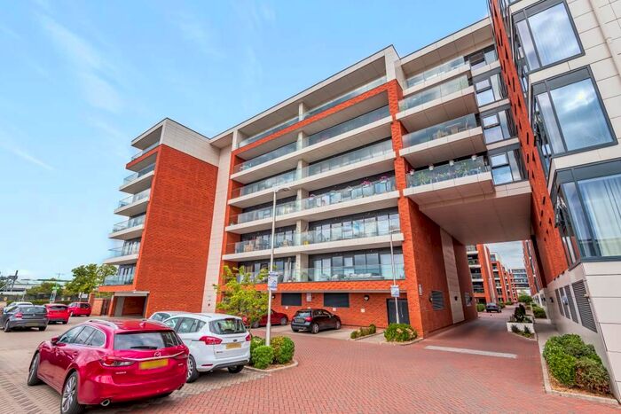 2 Bedroom Flat To Rent In Newbury, Berkshire, RG14