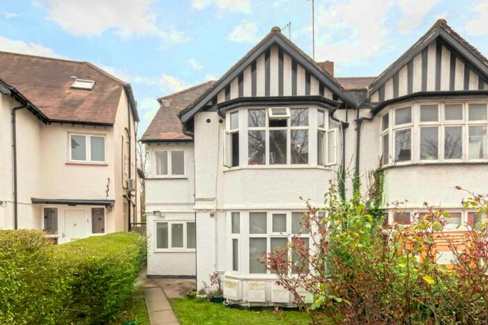 Flat To Rent In Wentworth Road, Golders Green, NW11