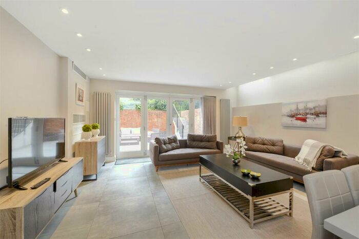 2 Bedroom Apartment To Rent In Lyndhurst Road, London, NW3