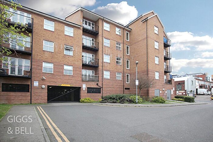 2 Bedroom Apartment For Sale In Holly Street, Luton, LU1