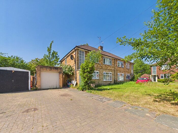 2 Bedroom Maisonette For Sale In Oak Way, Feltham, Middlesex, TW14