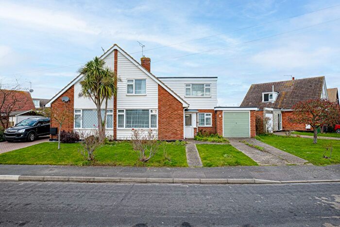 3 Bedroom Semi-Detached House For Sale In Heycroft Road, Hockley, SS5