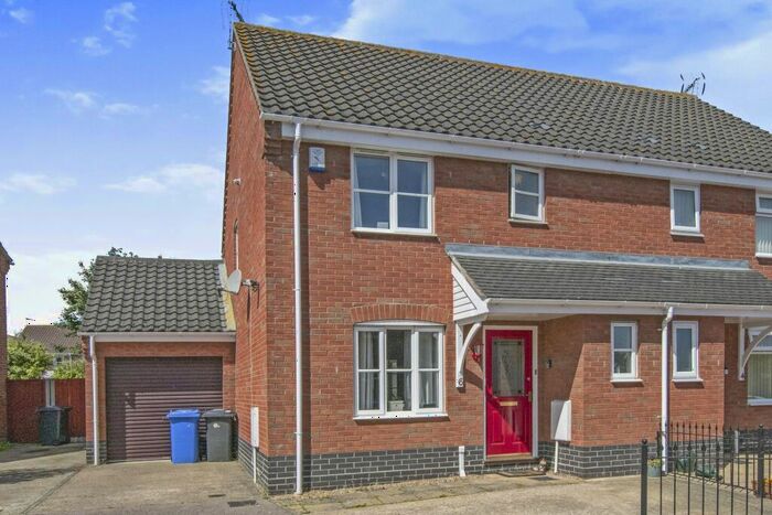 3 Bedroom Semi-Detached House To Rent In Mast Close, Lowestoft, NR33