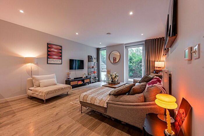 2 Bedroom Flat To Rent In Woods Road, Peckham, London, SE15