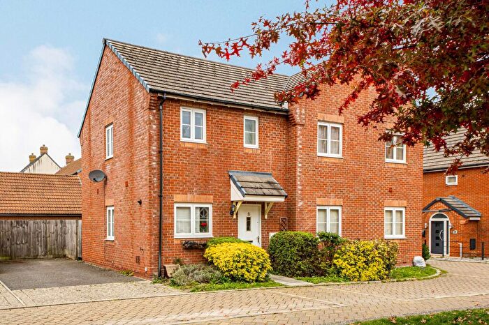 2 Bedroom Semi-Detached House For Sale In The Avenue, Didcot, OX11