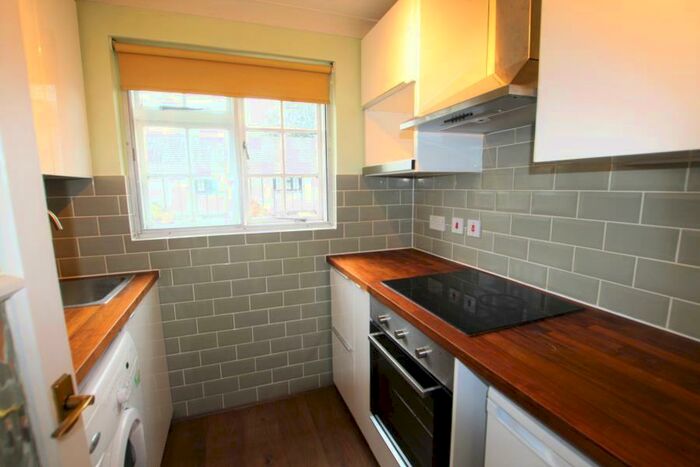 1 Bedroom Flat To Rent In New Haw, KT15