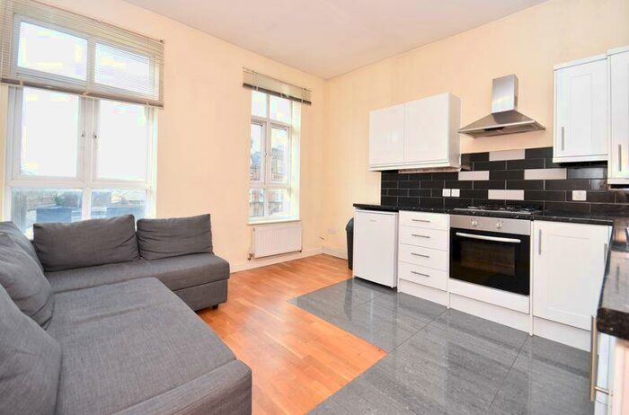 2 Bedroom Flat To Rent In Balham High Road, London, SW12